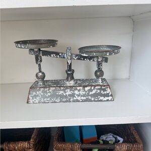 Vintage Metal Balance Scale